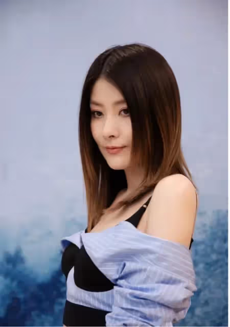 陳慧琳真的放開了,穿一字肩露臍上衣配半身裙,被內衣外穿搶鏡了