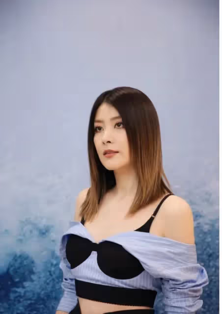 陳慧琳真的放開了,穿一字肩露臍上衣配半身裙,被內衣外穿搶鏡了