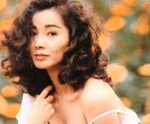 66歲陳美鳳與小鮮肉相戀!七夕節大膽認愛,與小30歲男友親密摟抱照曝光,全網送祝福