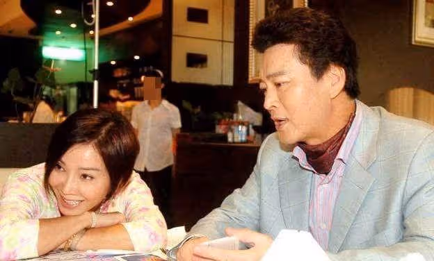 66歲陳美鳳與小鮮肉相戀!七夕節大膽認愛,與小30歲男友親密摟抱照曝光,全網送祝福