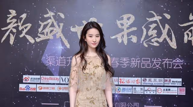 劉亦菲對孫藝珍說:「咱倆不僅長得像,而且還撞衫了!」
