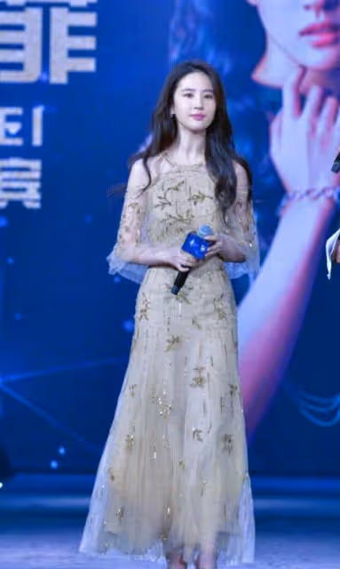 劉亦菲對孫藝珍說:「咱倆不僅長得像,而且還撞衫了!」
