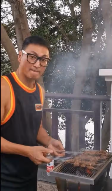 港星何家勁在廣東擺攤烤串,一身腱子肉黑到發亮,又忙又熱直咧嘴