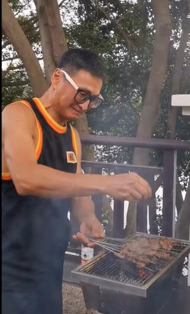 港星何家勁在廣東擺攤烤串,一身腱子肉黑到發亮,又忙又熱直咧嘴