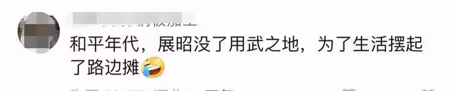 港星何家勁在廣東擺攤烤串,一身腱子肉黑到發亮,又忙又熱直咧嘴