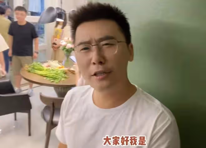 主持人汪涵現身飯局,坐主位發言有氣場,飯桌上還有酒