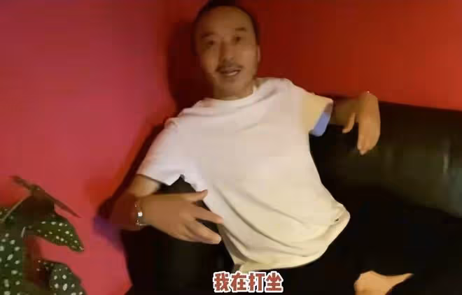 主持人汪涵現身飯局,坐主位發言有氣場,飯桌上還有酒