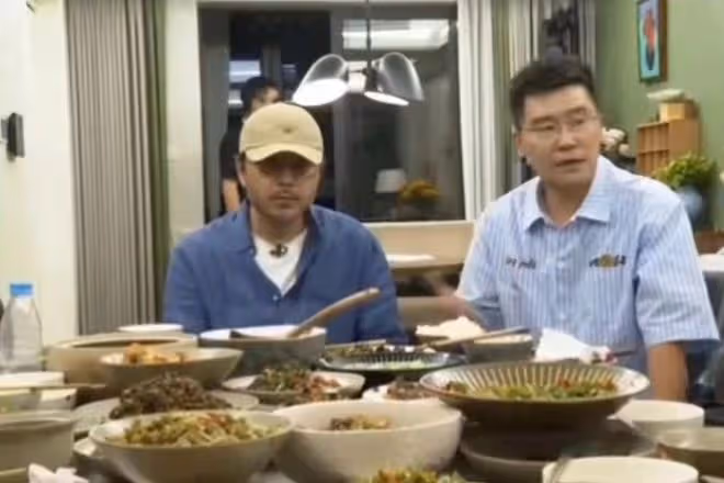 主持人汪涵現身飯局,坐主位發言有氣場,飯桌上還有酒