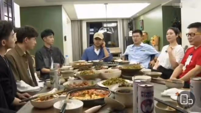 主持人汪涵現身飯局,坐主位發言有氣場,飯桌上還有酒