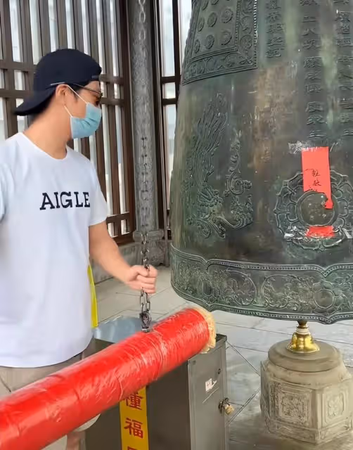 31歲何超蓮疑未婚先孕!挺大肚現身寺廟敲鐘,竇驍小心呵護