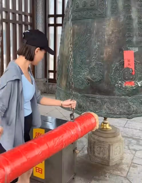 31歲何超蓮疑未婚先孕!挺大肚現身寺廟敲鐘,竇驍小心呵護
