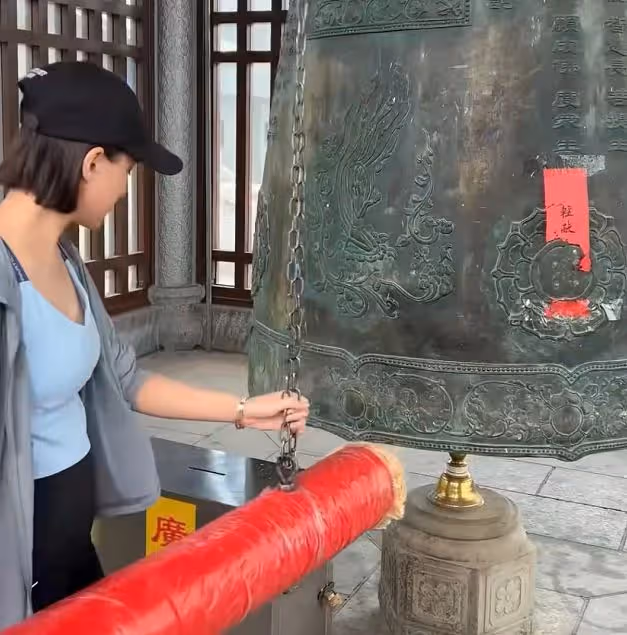 31歲何超蓮疑未婚先孕!挺大肚現身寺廟敲鐘,竇驍小心呵護