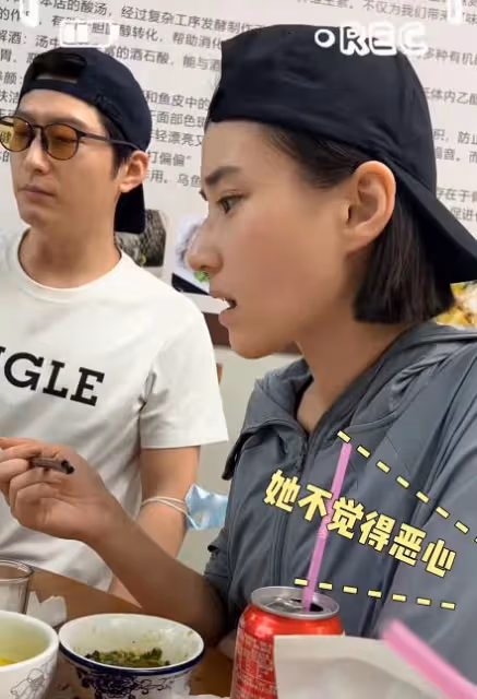 31歲何超蓮疑未婚先孕!挺大肚現身寺廟敲鐘,竇驍小心呵護