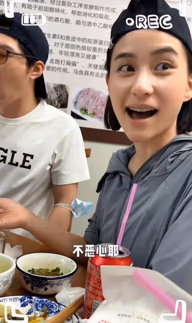 31歲何超蓮疑未婚先孕!挺大肚現身寺廟敲鐘,竇驍小心呵護