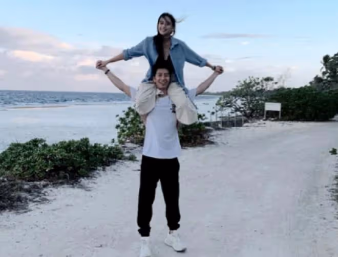 31歲何超蓮疑未婚先孕!挺大肚現身寺廟敲鐘,竇驍小心呵護