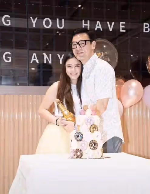 鐘鎮濤一家為18歲女兒慶生,二婚娃撞臉馬思純,顏值不輸原配女兒