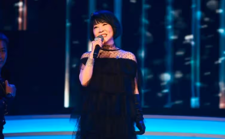 姜育恆前女友回歸歌壇,50歲仍膚白貌美似凍齡,再唱「情難枕」惹滿滿回憶