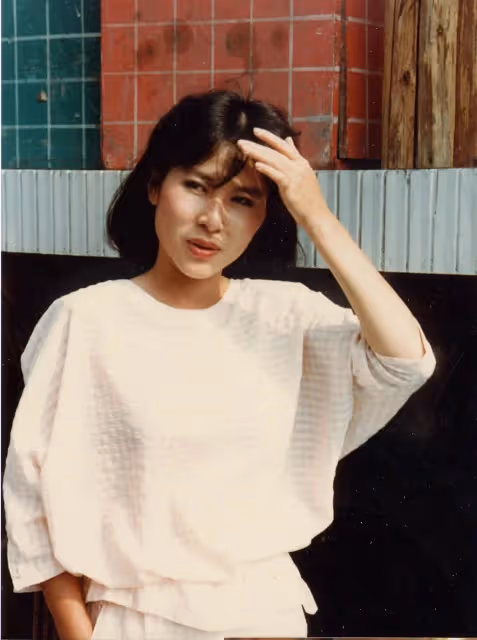 姜育恆前女友回歸歌壇,50歲仍膚白貌美似凍齡,再唱「情難枕」惹滿滿回憶