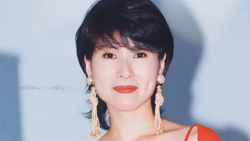 姜育恆前女友回歸歌壇,50歲仍膚白貌美似凍齡,再唱「情難枕」惹滿滿回憶