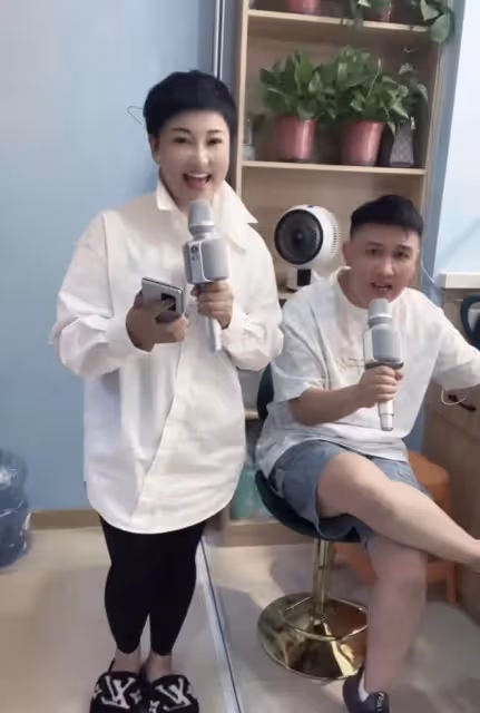 胖丫出獄後和楊樹林首同框,女方暴瘦變化大,老公蹺二郎腿似大爺