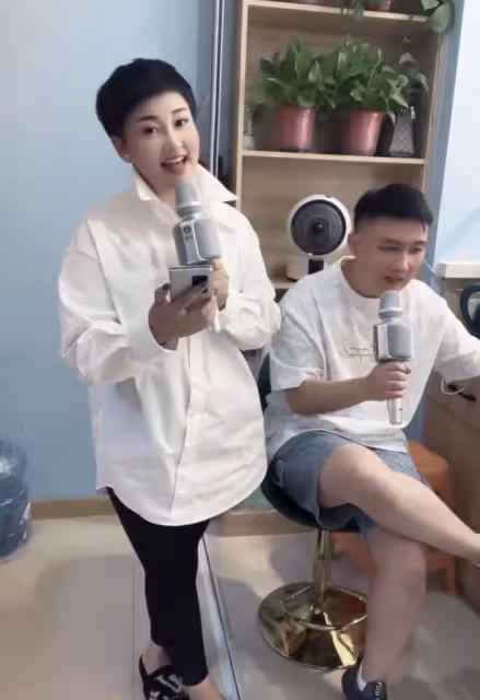 胖丫出獄後和楊樹林首同框,女方暴瘦變化大,老公蹺二郎腿似大爺