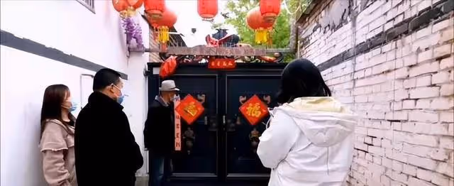 大衣哥門上竟然出現日本「神龕」和日本國旗,同時出現天皇的代號