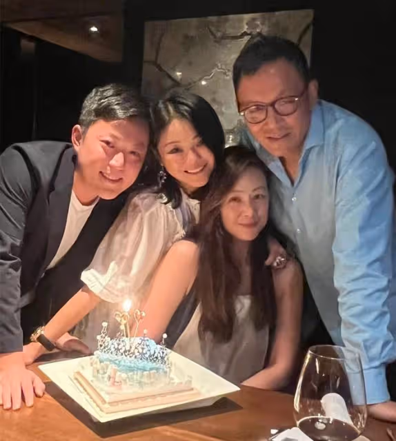 王馨平53歲生日會,魚子醬魚生擺滿桌,笑容燦爛走出失去至親陰霾