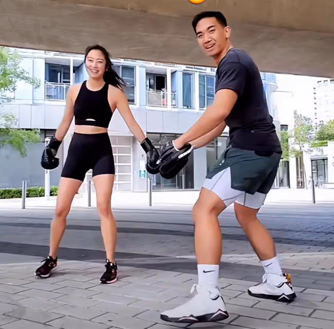 苗僑偉女兒與男友人街頭打拳!穿背心身材出眾,31歲已出道當藝人