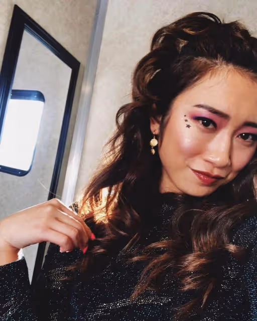 苗僑偉女兒與男友人街頭打拳!穿背心身材出眾,31歲已出道當藝人
