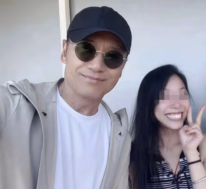 苗僑偉女兒與男友人街頭打拳!穿背心身材出眾,31歲已出道當藝人