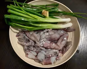 好吃到蔥都吃光光的 蔥爆小魷魚