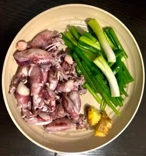 好吃到蔥都吃光光的 蔥爆小魷魚