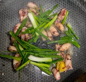好吃到蔥都吃光光的 蔥爆小魷魚