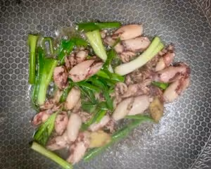 好吃到蔥都吃光光的 蔥爆小魷魚