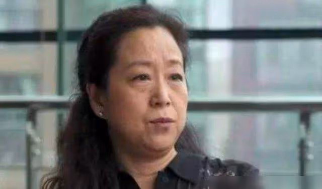 婚後丈夫愛上他人!原配含淚「提出一要求」轉身失婚,丈夫凈身出戶「與現任結婚32年」不生子:我愧對於她