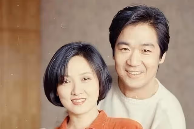 婚後丈夫愛上他人!原配含淚「提出一要求」轉身失婚,丈夫凈身出戶「與現任結婚32年」不生子:我愧對於她