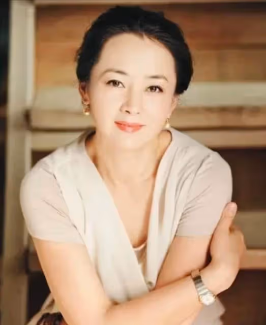 婚後丈夫愛上他人!原配含淚「提出一要求」轉身失婚,丈夫凈身出戶「與現任結婚32年」不生子:我愧對於她