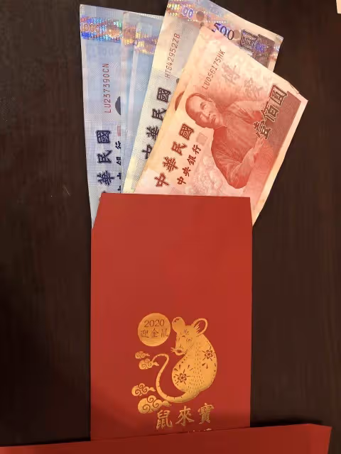 每月都給1萬孝親!她父親節「包3000送爸爸被嫌摳」 心酸哭問「是我真的包太少嗎」網友掀論戰