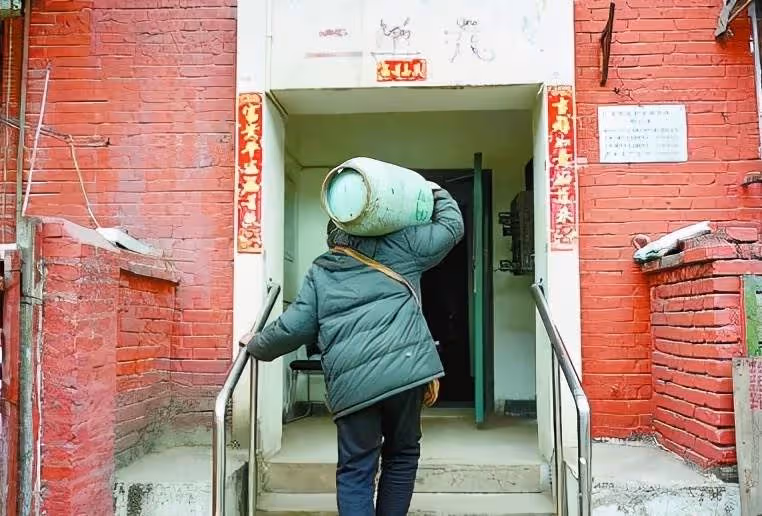 出生就被扔垃圾桶!女博士「被收養25年」 親生父母「拿50萬上門認親」被拒:我只有一個父親