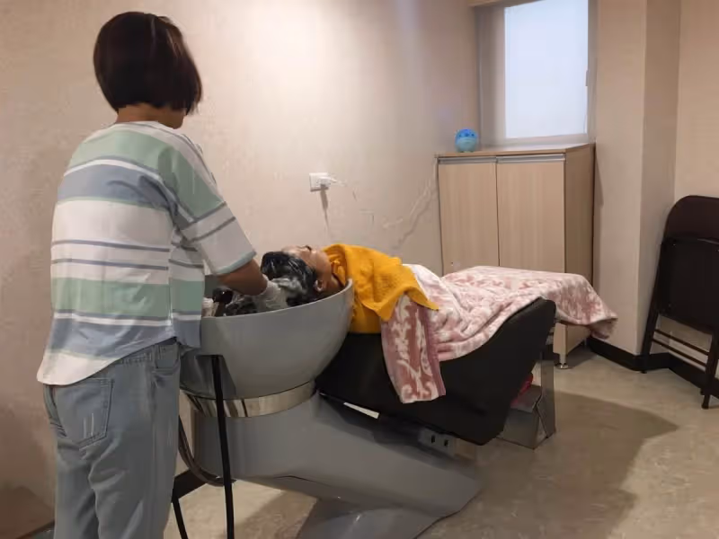 媳婦坐月子氣哭!婆婆趁不注意「一刀剪光及腰長髮」嗆她不孝,老公嘆「她想拿奶瓶砸我媽」我該怎麼辦?