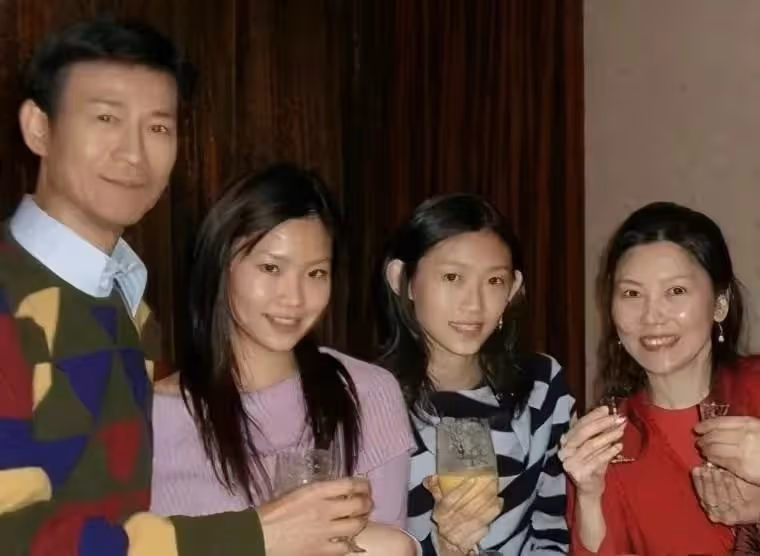 把鄭少秋的4個女兒一對比,差距就出來了!!! 所謂的同父不同命