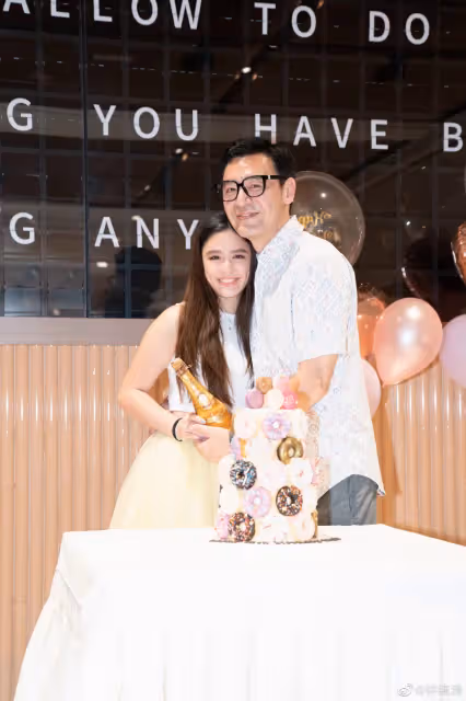 曾欠債7億宣告破產！男星淚謝「再婚妻不放棄」如今大翻身　替18歲愛女辦「豪華慶生宴」親揭好消息