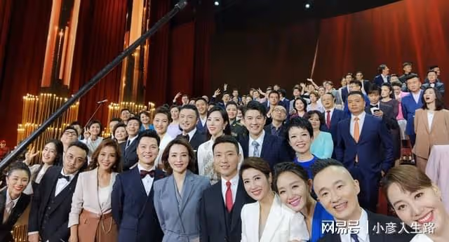 《向幸福出發》主持人王冠離開央視後，重返上海台搭檔門面主持人