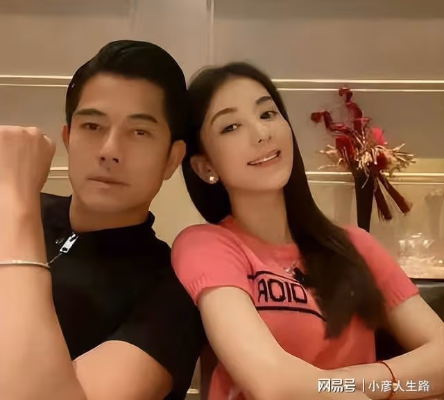 郭富城為方媛慶生，因蛋糕小被網友指責摳，可方媛戴的手鐲值35萬