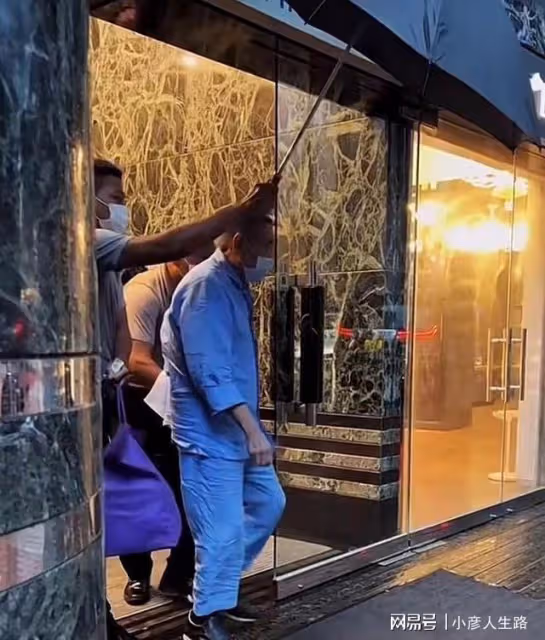 劉鑾雄夫婦出街，甘比獨自一人快步上車，絲毫不管七十一歲的丈夫