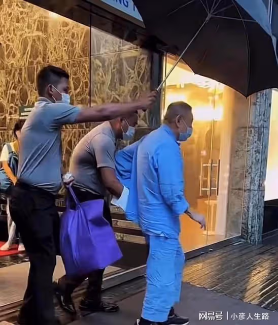 劉鑾雄夫婦出街，甘比獨自一人快步上車，絲毫不管七十一歲的丈夫