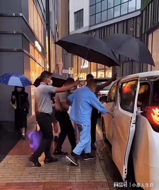 劉鑾雄夫婦出街，甘比獨自一人快步上車，絲毫不管七十一歲的丈夫