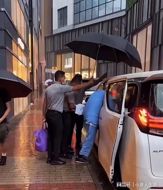 劉鑾雄夫婦出街，甘比獨自一人快步上車，絲毫不管七十一歲的丈夫