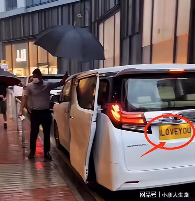 劉鑾雄夫婦出街，甘比獨自一人快步上車，絲毫不管七十一歲的丈夫