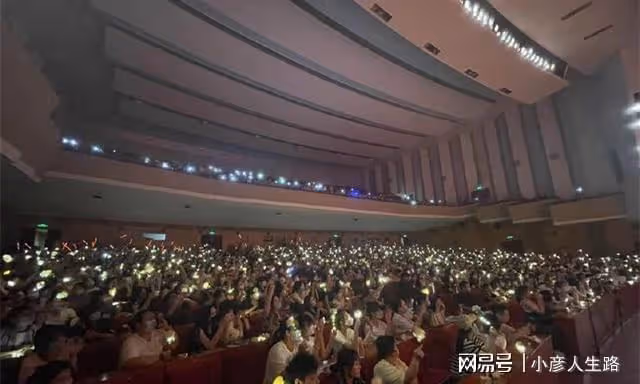 德雲社尚九熙鄭州專場結束,師哥陶陽助演,台下觀眾座無虛席